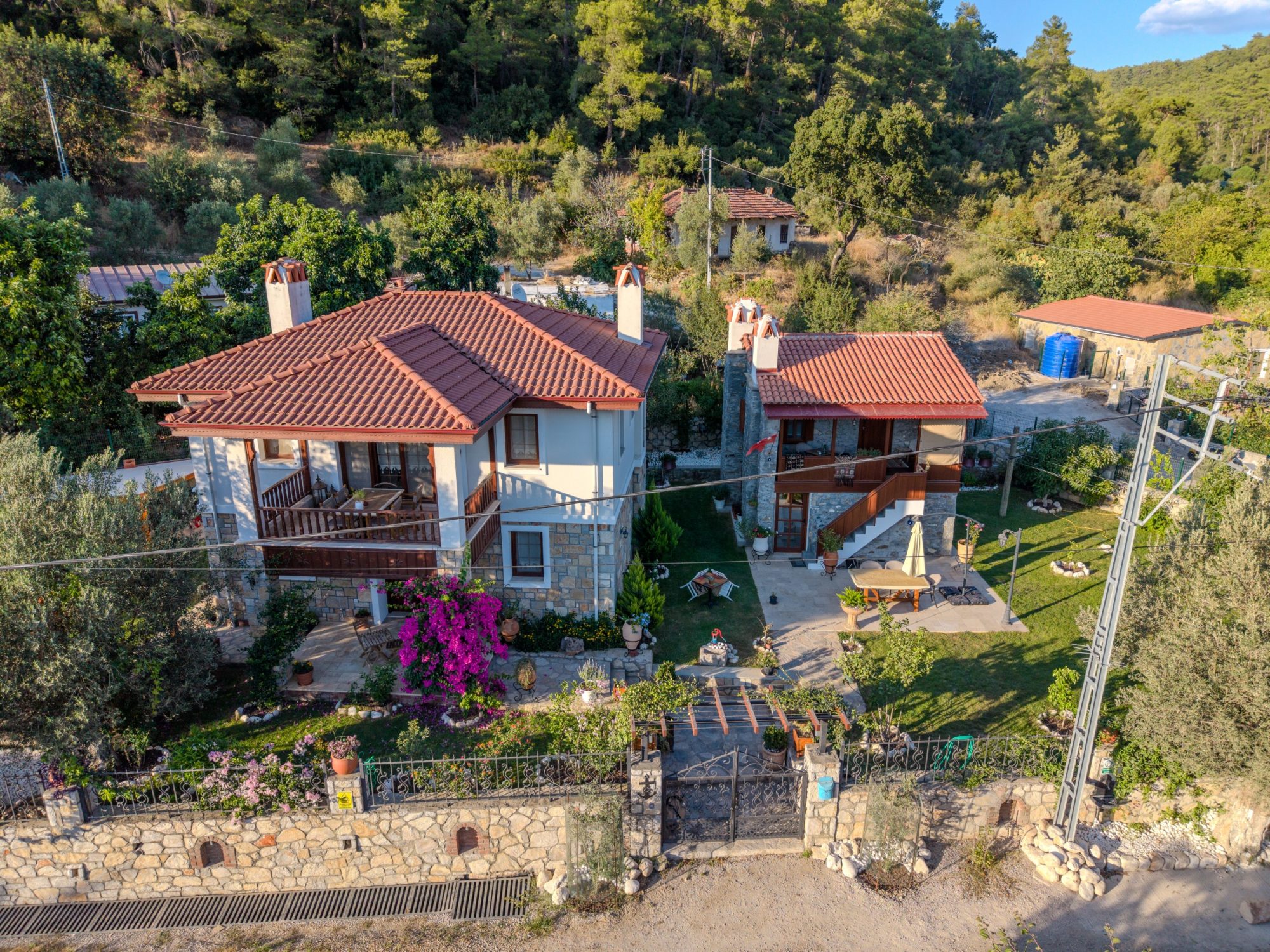 Villanın ön cephesi ve çiçekli bahçe